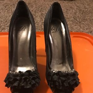 Heart in D black heels with ruffles